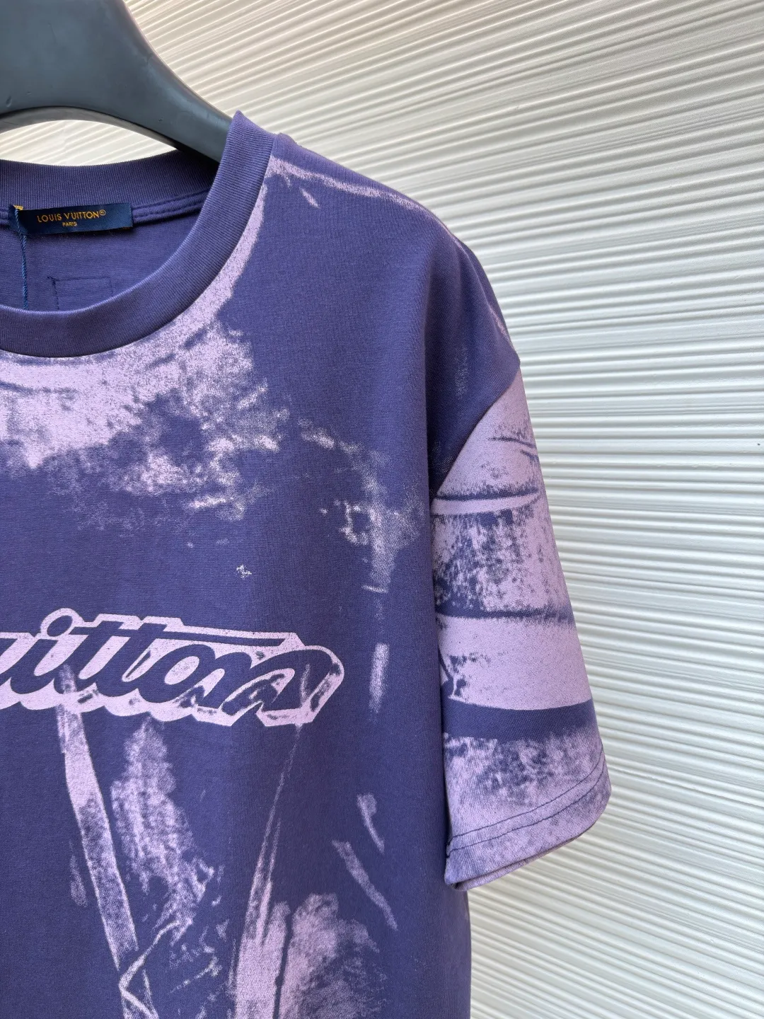 LOUIS VUITTON Overprinted round neck illusion printed short-sleeved T-shirt ●Original version: Purchased and developed by 8563 ●Item number: 1682466-A20 ●Fabric: cotton fabric ●Technology: Printing ●Color: Khaki Brown ●Version: Fitted version ●Weight: about 300 grams ●Size: S-M-L-XL ●Description: This Louis Vuitton tie-dye lettered short-sleeved T-shirt is made of 260g high-count combed cotton fabric. It has been treated with pre-wash water. The fabric has a soft and skin-friendly touch and a crisp texture, while effectively avoiding the problem of shrinkage and deformation after wearing. The body of the garment uses hand-made tie-dye technology to present a mottled and smudged texture effect. The tie-dye pattern of each piece is unique. It is paired with the classic "Vuitton" letter logo created by embossed silicone printing technology. The printing is processed by high-temperature lamination, which has strong adhesion and is not easy to fall off and crack. The neckline is sewn with double-needle hemming technology and is paired with a ribbed edge design, which is durable and not easy to loosen. The side seams are spliced ​​with embedded clip technology to make the body lines smoother. The overall fabric selection and craftsmanship details continue the brand's high-end clothing standards, taking into account both design and practical wearability. The overall wiring is straight and delicate, the fabric is comfortable and soft, and the color is consistent without color difference. It can be matched with the same style to create a fashionable look and control various occasions. Customized accessories, complete with three standards, same style for men and women!